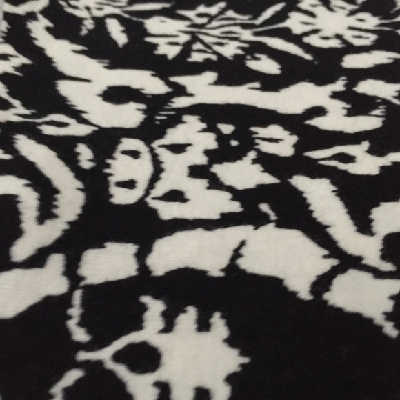 black and white print T - Picture 2 of 5